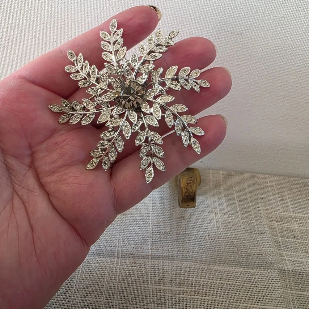 Vintage Used Signed Sarah Coventry Rhinestone Snowflake Ladies Brooch Pin
